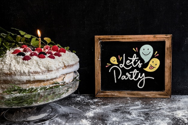 Slate mockup con torta di compleanno