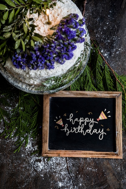 PSD slate mockup con torta di compleanno