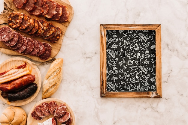 Slate mockup con cibo tradizionale spagnolo