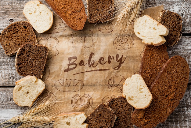 Fette di pane sul tavolo