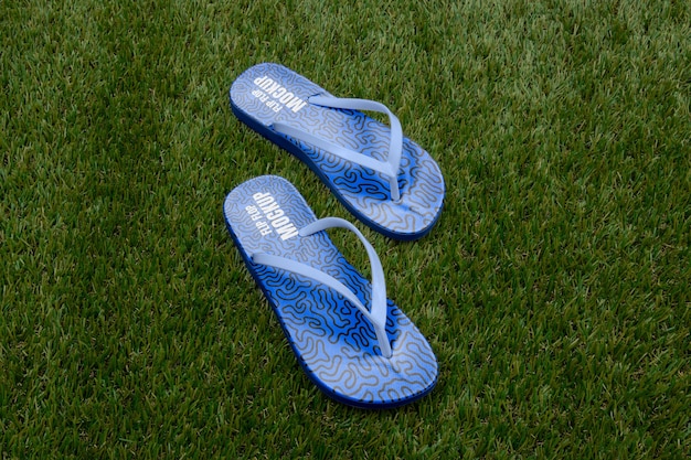 PSD slippers op gras bovenaanzicht