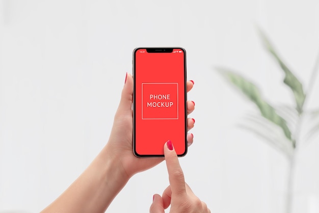 Mockup di smart phone nelle mani della donna