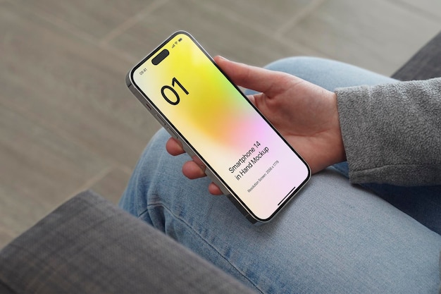 PSD smartfon 14 w makiecie dłoni siedzącej na sofie z lewej strony