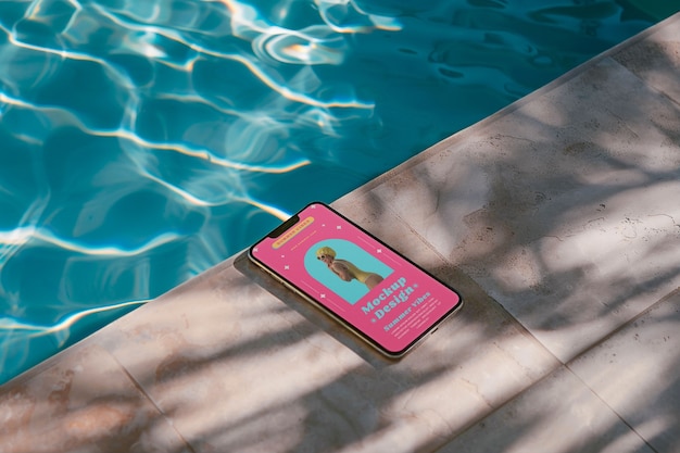 PSD smartphone bij het zwembad in de zomer