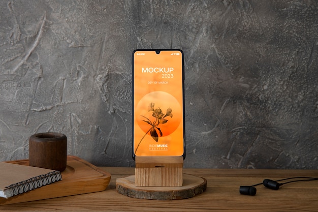 PSD mock-up del dispositivo smartphone sulla scena del legno