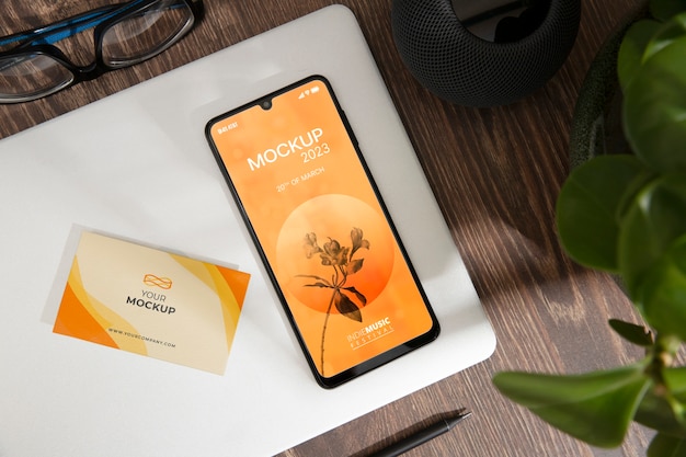 PSD mock-up del dispositivo smartphone sulla scena del legno