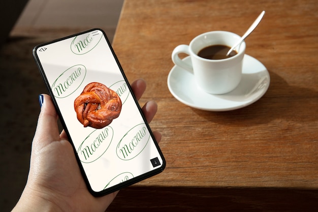 PSD dispositivo smartphone con bevanda al caffè