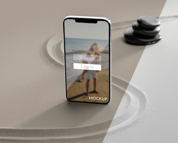 Mock-up del display dello smartphone nella sabbia