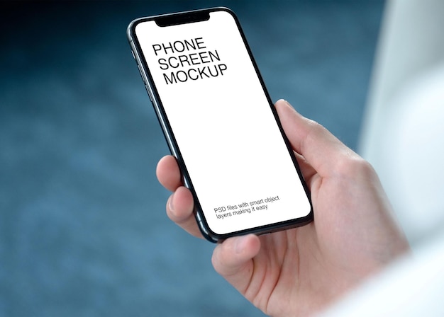 Smartphone a portata di mano con mockup dello schermo