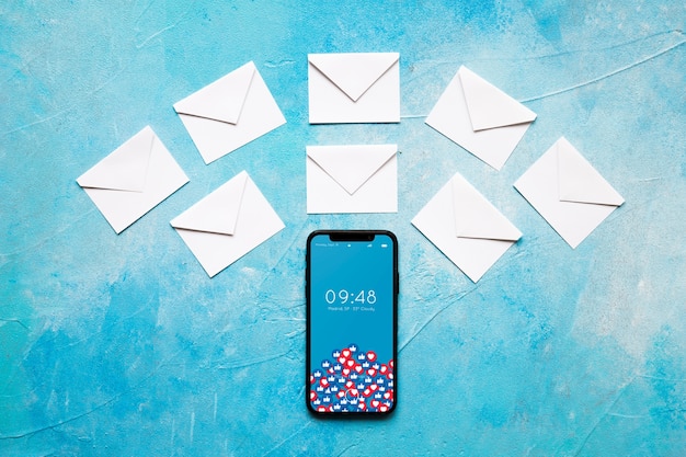 Smartphone i tablet makieta z koncepcją e-mail