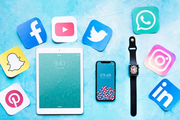 PSD smartphone i tablet makieta z koncepcji mediów społecznościowych