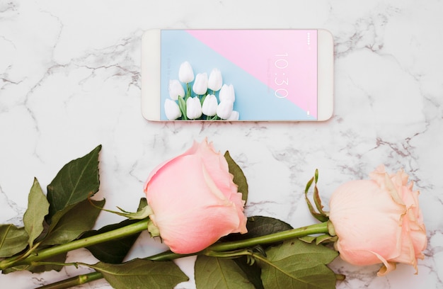 Smartphone-mock-up met bloemendecoratie