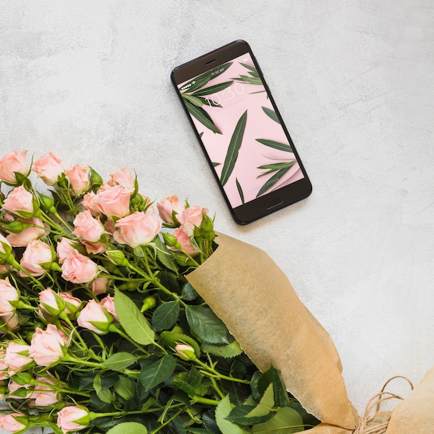 PSD smartphone-mock-up met bloemendecoratie