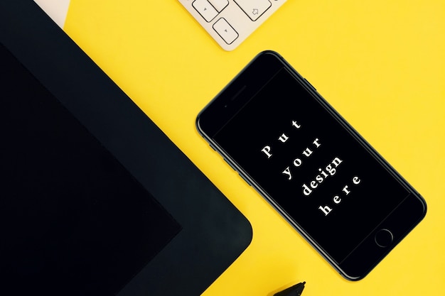 PSD Смартфон макет на желтом фоне