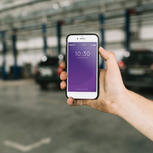 Mockup di smartphone nella fabbrica di automobili