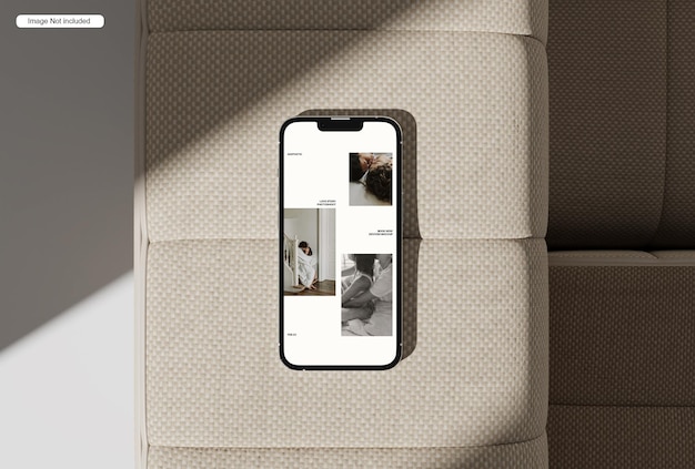 PSD ソファの上のスマートフォンのモックアップ