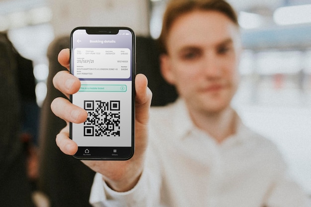Smartphone mockup psd met applicatie voor geboekt ticket getoond door een man