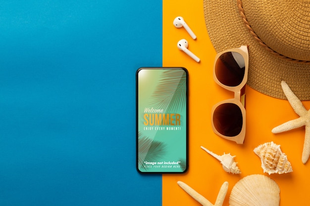 Smartphone mockup-scherm met strandaccessoires en oortelefoons, bovenaanzicht