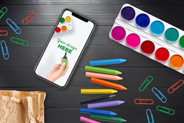 Smartphone mockup e materiale scolastico