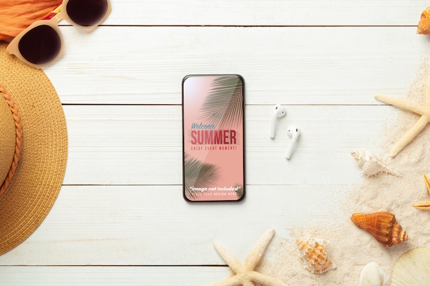 ビーチアクセサリーとイヤホン、トップビューのスマートフォンのモックアップ画面