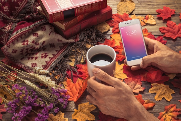 Mockup di smartphone con il concetto di autunno