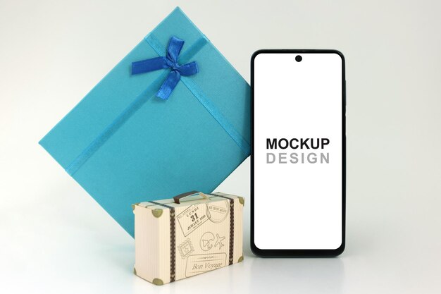 PSD 파란색 선물 상자와 여행용 가방이 있는 스마트폰 mockup