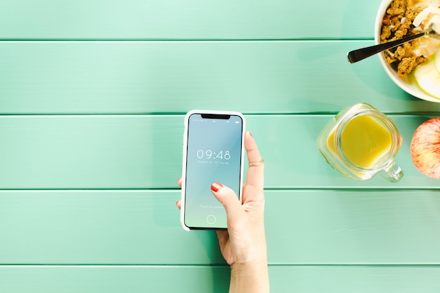 Mockup di smartphone con cibo sano