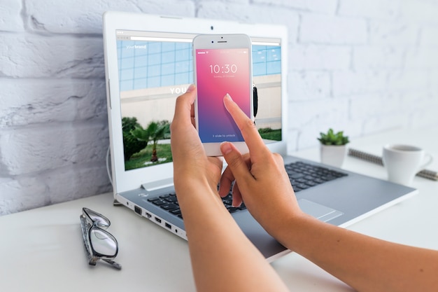 PSD ノートパソコンを搭載したスマートフォンモックアップ