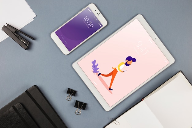 PSD mockup di smartphone con materiali per ufficio sul tavolo