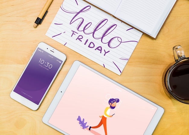 PSD mockup di smartphone con materiali per ufficio sul tavolo