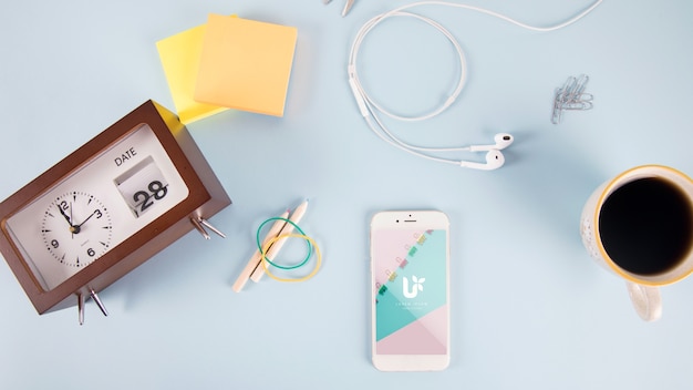 PSD mockup di smartphone con post-it ed elementi