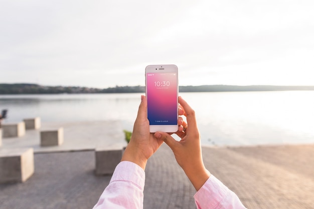 PSD smartphone mockup with woman at the beach