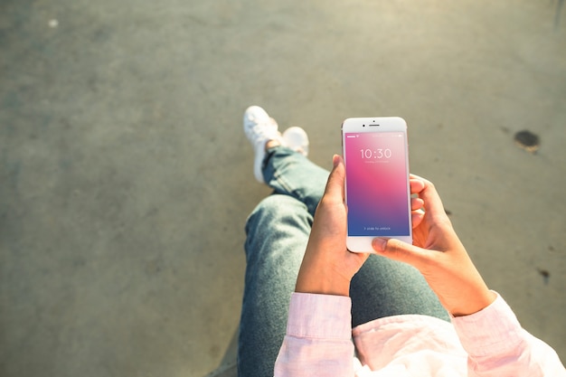 Mockup di smartphone con donna in spiaggia