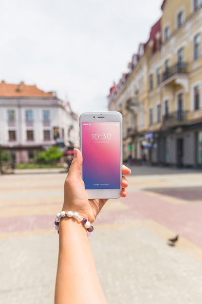 PSD smartphone-model in de stad