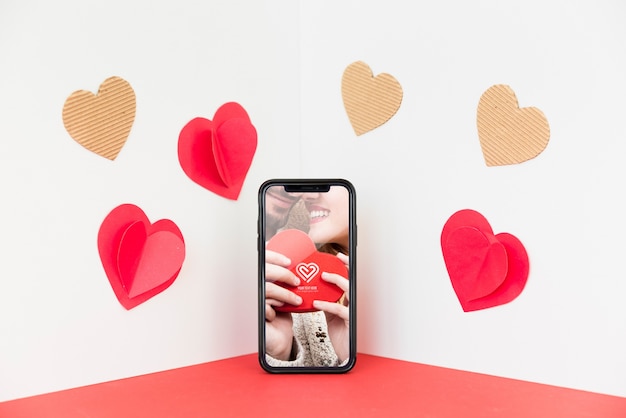 Smartphone-model in hoek met valentijnskaartconcept