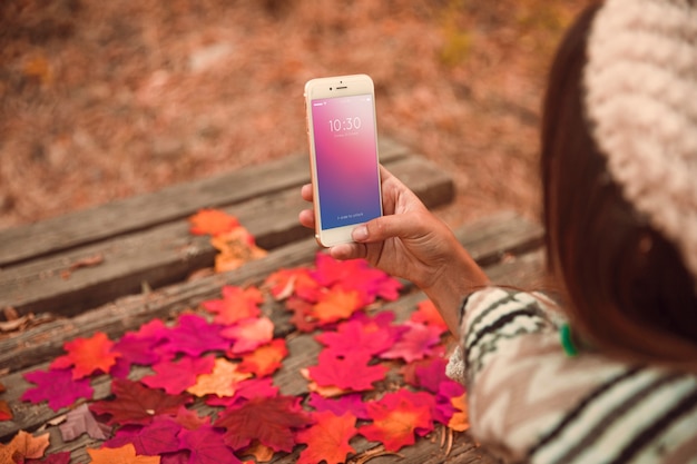 Smartphone-model met de herfstconcept