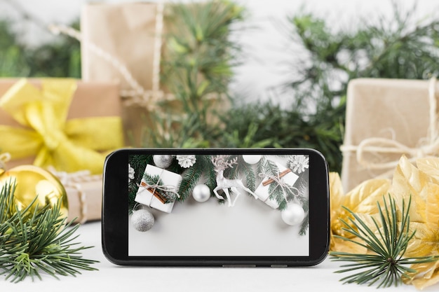 Smartphone-model met Kerstmisconcept