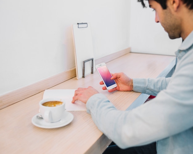 PSD smartphone-model met mens en koffie