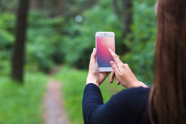 Smartphone-schermmodel in het bos