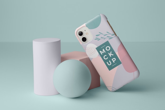 모형 전화 케이스와 기하학적 모양이 있는 스마트폰