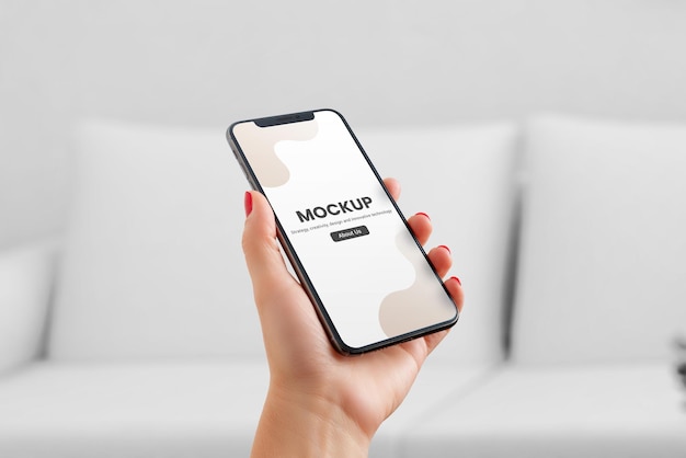 Смартфон в женской руке макет крупным планом
