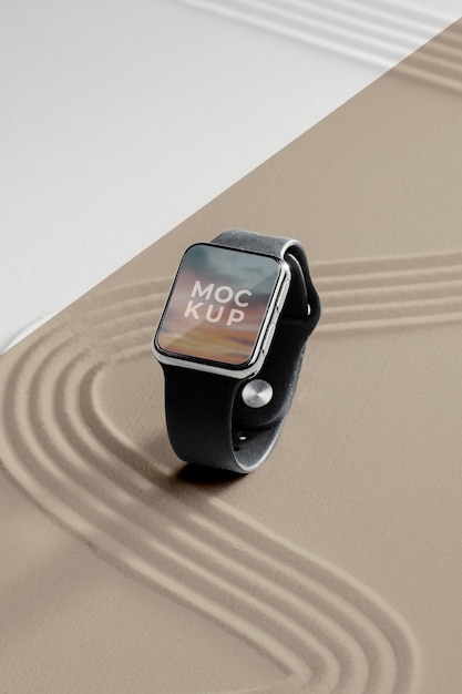 PSD mock-up del display dello smartwatch nella sabbia