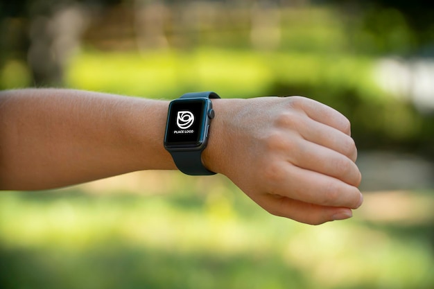 Smartwatch in de hand mockup