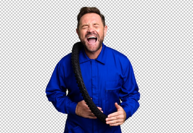 śmiejąc się głośno z jakiegoś zabawnego dowcipu