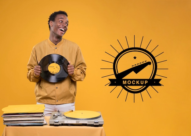 PSD uomo di smiley che tiene il disco in vinile per il mock-up del negozio di musica