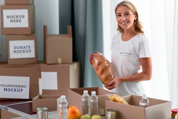 Volontario di smiley che prepara il cibo per la donazione