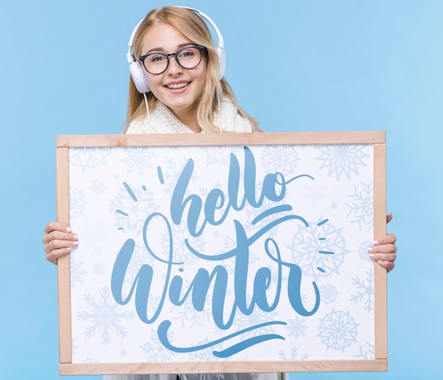 PSD smiley young woman holding mock-up sign