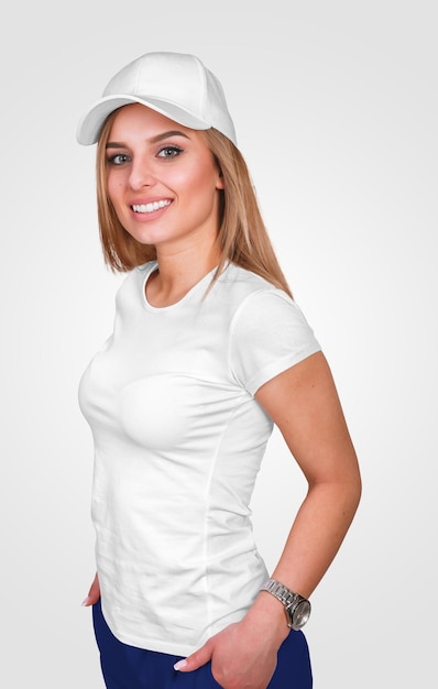 白いキャップとTシャツを着た笑顔の女性