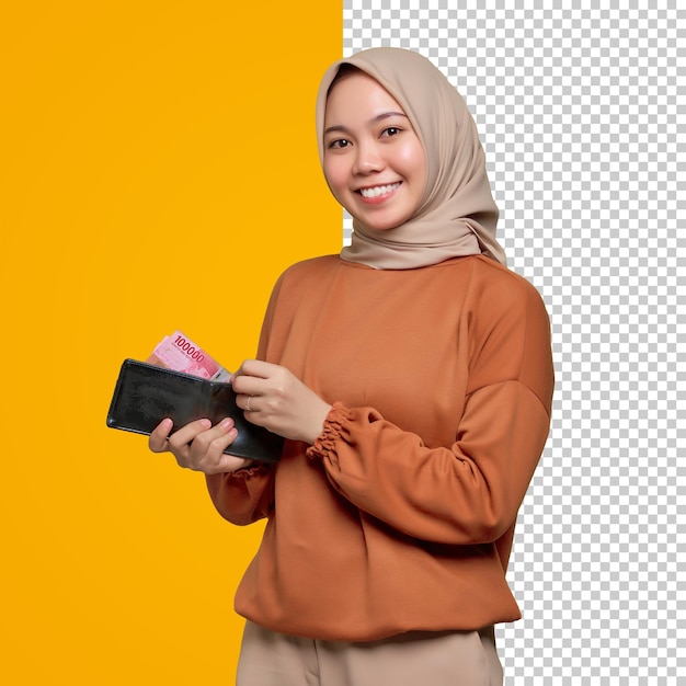 Giovane donna asiatica sorridente in camicia arancione che mostra il portafoglio pieno di banconote in denaro