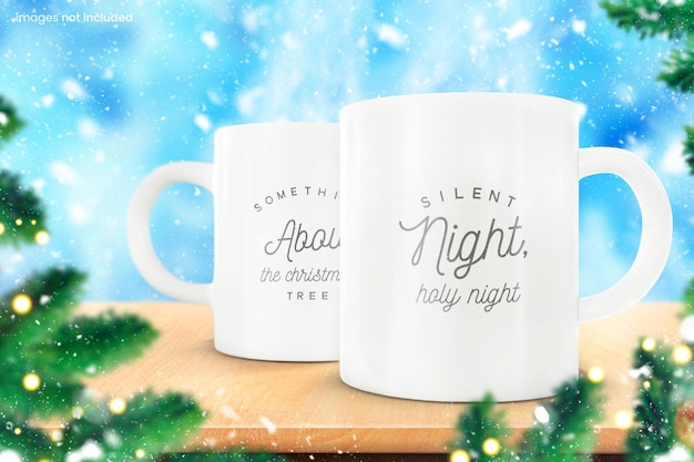 Snowy christmas coffee cup mockup di due tazze vuote per aggiungere i tuoi disegni